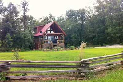 Image de Le Log Cabin d'Ellen avec bain à remous. Situé à quelques minutes de la rivière Upper Meramec