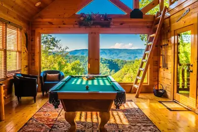 Image de Cabine de luxe 2br / 2ba. Toutes les commodités, piscine, bain à remous. Vues étonnantes. 10 personnes