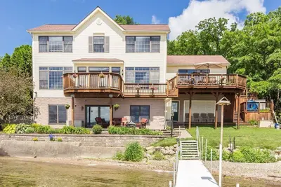 Image de Maison spacieuse et facile Ă vivre au bord du lac Conesus!