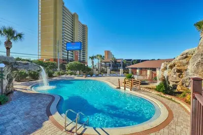Image de Condo au rez-de-chaussée avec de grandes piscines et en face des plages de sable blanc!