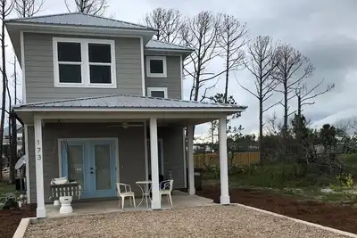 Image de Maison de plage neuve à moins d'un pâté de maisons de la plage!