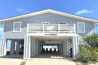 Image de Beautiful Ocean Front Home 4br! Grand porche couvert! Détendez-vous!