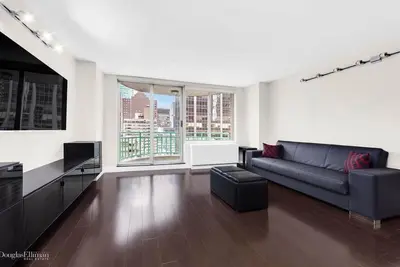 Image de Appartement Centre-Est Sur Haut ÉTAGE Avec Balcon, Portes 24h \/ 24, Avis 5 ÉTOILES.