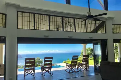 Image de Villa de construction 2016 \/ Élévation supérieure \/ Vue à 180 degrés sur la plage \/ l'océan \/ la jungle