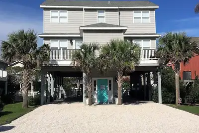 Image de Joyau caché, 5br / 4ba, piscine d'eau salée, rue d'accès à la plage, charge Tesla / Ev