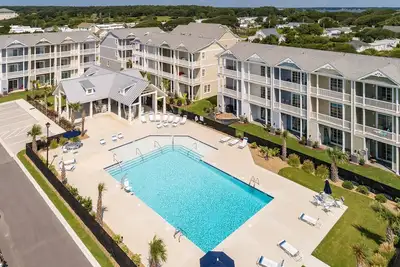 Image de Belle nouvelle maison de ville avec piscine magnifique. Semaines complètes / partielles disponibles