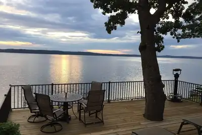 Image de Des nuages incroyables vous attendent alors que vous buvez du café et donnent sur le lac principal.