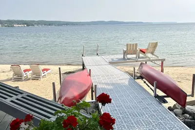 Image de Marchez jusqu'au village! Suttons Bay Waterfront Cottage.
