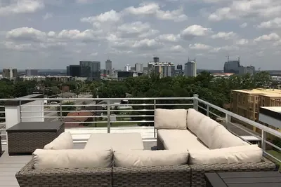 Image de Bijou contemporain avec patio sur le toit, 3 blocs du Gulch