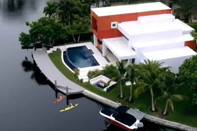 Image de Exquis Modern Minimalistic Waterfront Personal Resort