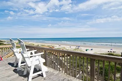 Image de Oceanfront 4 Br / 2 Ba avec une vue imprenable! 2 King Br ouvertes sur le pont supérieur!