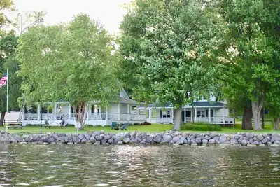 Image de Spacieuse propriété au bord de l'eau située sur le lac Big Green