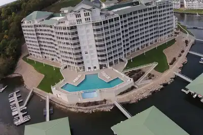 Image de Superbe 4 chambres / 4 salles de bain, immense piscine, très bien situé, idéal pour les grandes familles