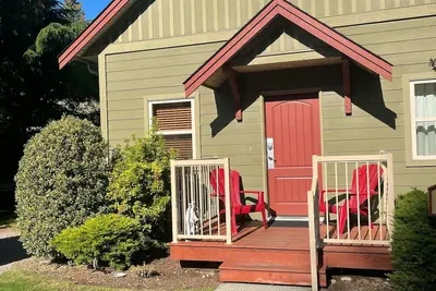 Cozy Cottage with deck & Bbq, short walk Rathtrevor Beach.
