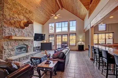 Image de Vues massives, luxe abordable et à seulement 3 miles de la rue principale et du ski