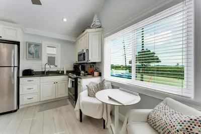 Image de Magnifiquement rénové au rez-de-chaussée propriété Bayfront Bridge Street avec quai