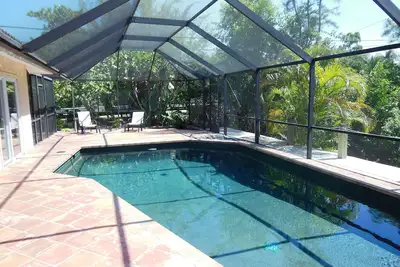 Image de Près de la * Beach * Maison privée avec eau de mer * Piscine * située sur un * Canal *