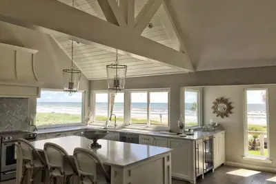 Image de Magnifique, spacieuse maison en bord de mer récemment rénovée à Pirate's Beach