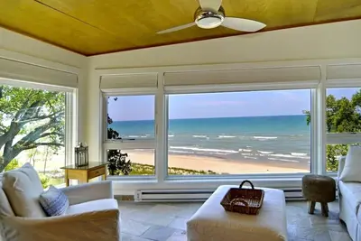 Image de Maison moderne en bord de mer: Vues à couper le souffle sur le lac et la plage