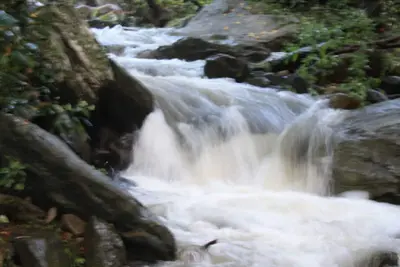 Image de Détente retraite sur précipiter flux cascade avec vue sur Grandfather Mountain.
