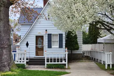 Image de Cottage Charm - Centre-ville - 3 Br / 1. 5 Ba nouvellement rénové à la maison
