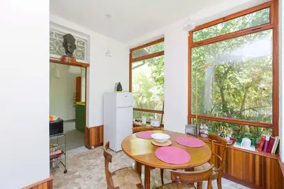 Image de Appartement au 1er étage d' une villa avec jardin, bus / métro à proximité