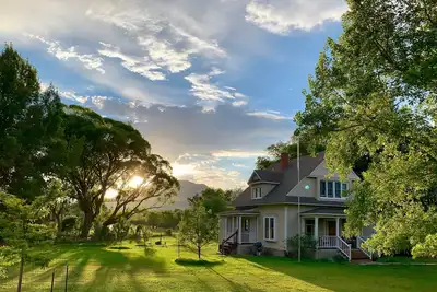 Image de Paonia Victorian Farmhouse - cadre champĂŞtre, Ă pied de la ville.