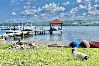 Image de Vintage Cottage Donnant Sur La Plage PRIVÉE Du Lac Seneca \/ Quai \/ Kayaks \/ Campfire