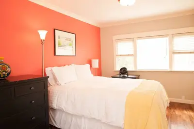 Image de Emplacement parfait à West Beach! Deux niveaux 1-Br / 1Ba - À pied du centre-ville ou de la plage.