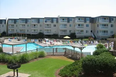 Image de Complexe de condo en bord de mer - vacances Ă quelques pas de la plage! 2 piscines!