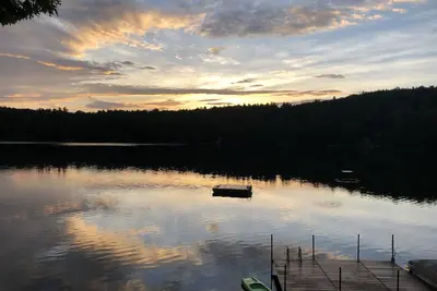 Image de Authentique maison du lac de 100 ans sur le lac de montagne vierge