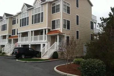 Image de Belles vues sur la baie! Facile Ă pied de la plage! Luxe 5 Br Townhome Bay / plage / piscine!