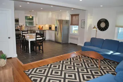 Image de Charmante maison de 4 chambres récemment rénovée! Tarifs d'hiver à plus long terme disponibles