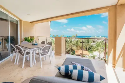 Image de Spectaculaire Eagle Beach View Condo