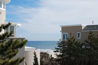 Image de 1 Au large de la plage - Belle maison de vie inversée, superbes vues sur l'océan!