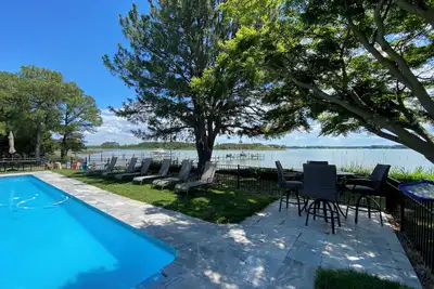 Image de Belle retraite privée avec d'immenses vues sur l'eau! !