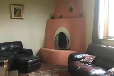 Image de Accueil artistique du Sud-Ouest Adobe dans l'historique Eastside près de Canyon Rd