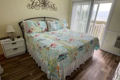 Image de A Nouvellement rénové, bord de l'océan, 2 Chambre, 2 salles de bain, Premier étage Unité!