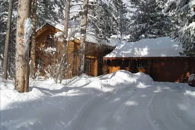 Image de Profitez du «vieil ouest» dans notre merveilleuse maison en bois rond