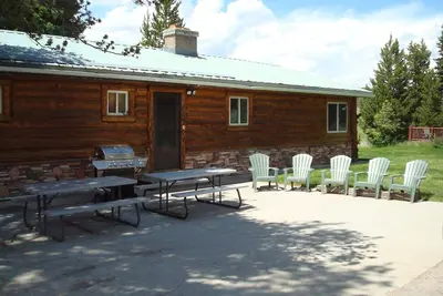 Image de 8 miles de Yellowstone! Parking pour les jouets! Cheminée et barbecue au gaz!