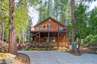 Image de Bears Den & Little Bear est une maison en duplex avec 5 chambres et 3 salles de bains