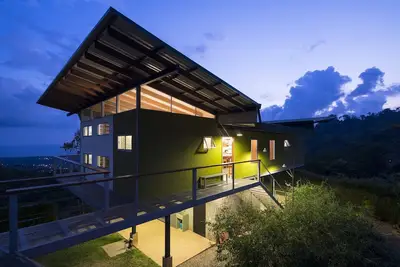 Image de Vue fantastique de la queue de baleine, villa privée et moderne avec accès à la piscine et à la rivière
