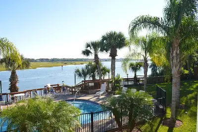 Image de Condo au bord de l'eau avec piscine et quai à proximité du quartier historique