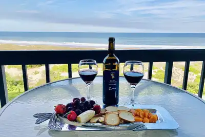 Image de Condo en bord de mer avec vue imprenable sur la plage ~ Commentaires clients impressionnants 13 ans