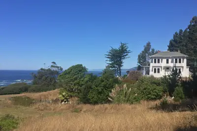 Image de Superbe maison victorienne de 7 chambres face à l'océan et granges sur 22 acres privés