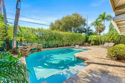 Image de This house is a 3 bedroom(s), 2 bathrooms, located in Lauderdale-by-the-Sea, Fl.