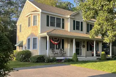 Image de Marchez jusqu'Ă Mayflower Beach! Maison de luxe de style colonial de Cape Cod avec A \/ C