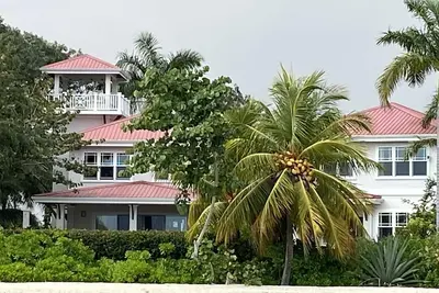 Image de Beautiful Beach Front Estate avec piscine privée, accès à pied Quaint Village