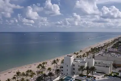 Image de Les tours Beachplace de Marriott, les villas à deux chambres, la marche à pied et les magasins!