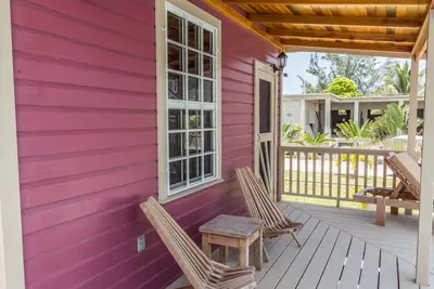 Image de Violet Cottage Pearl avec piscine et équipements modernes